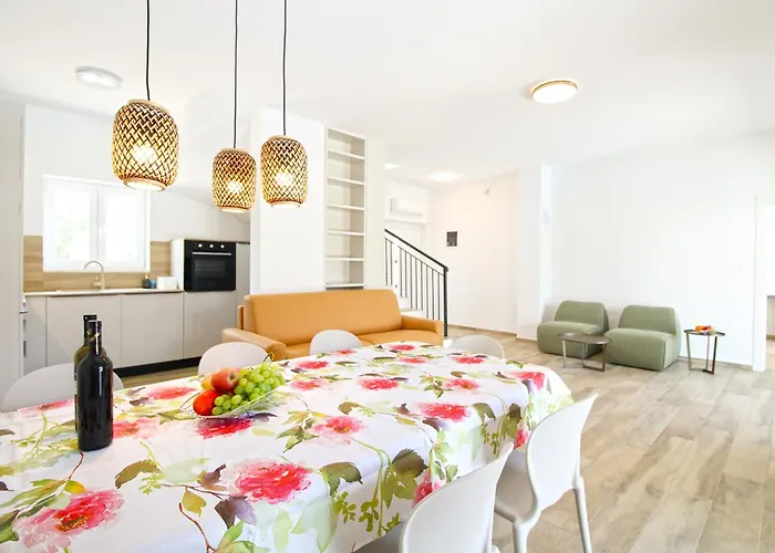 Ruzmarin 2339 Villa Valbandon